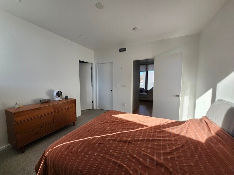 Third floor master bedroom (2 or 3 bed unit) - 2427 Binnen Ln