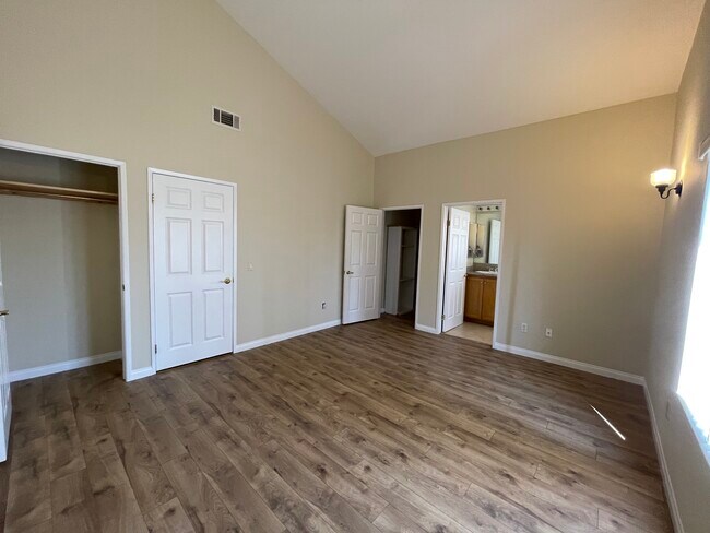 Building Photo - 13806 Vanowen St