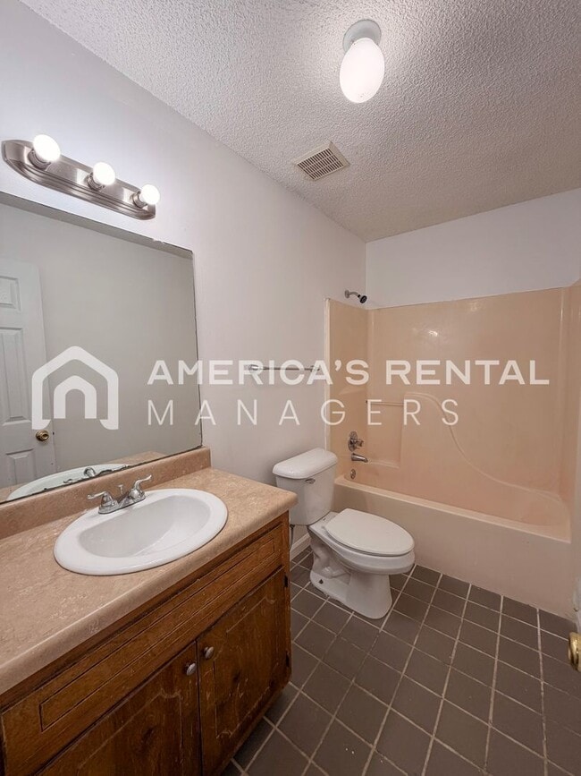 Building Photo - Updated Three Bedroom Two Bath Rental!