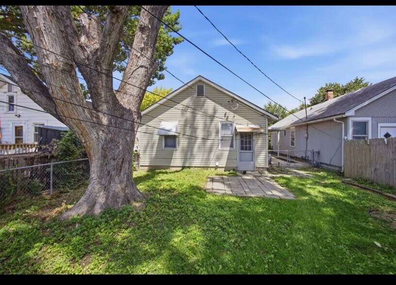 Building Photo - 1021 E 23rd Ave