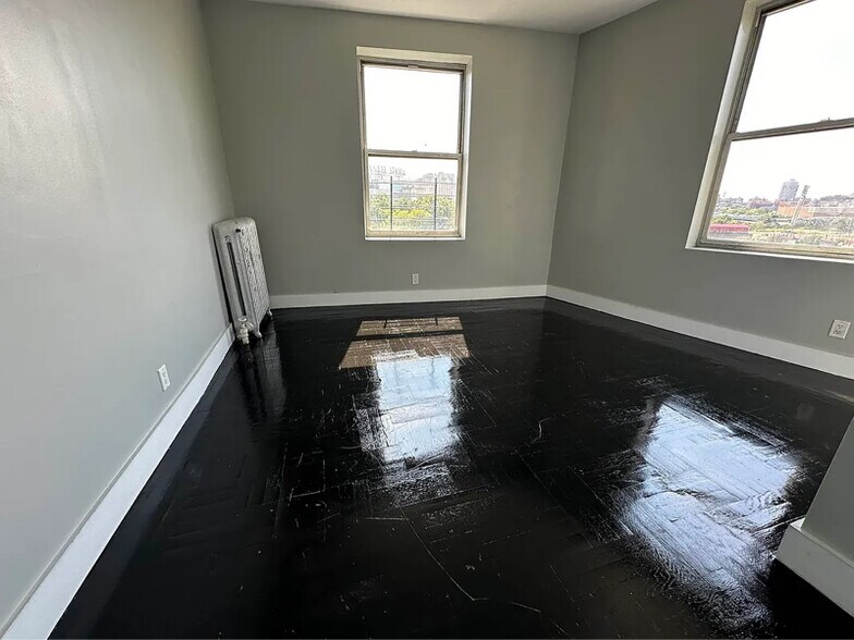 Building Photo - 901 Woodycrest Ave