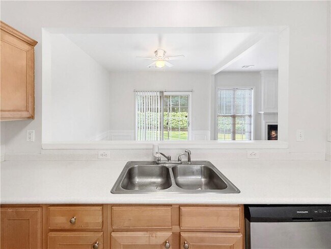 Building Photo - 2425 Fairlie Dr