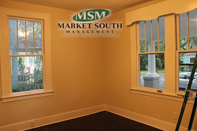 Building Photo - MIDTOWN BUGALOW