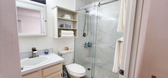 Building Photo - Coming Soon! Beautifully furnished 1 bedroom 1.5 bath condo