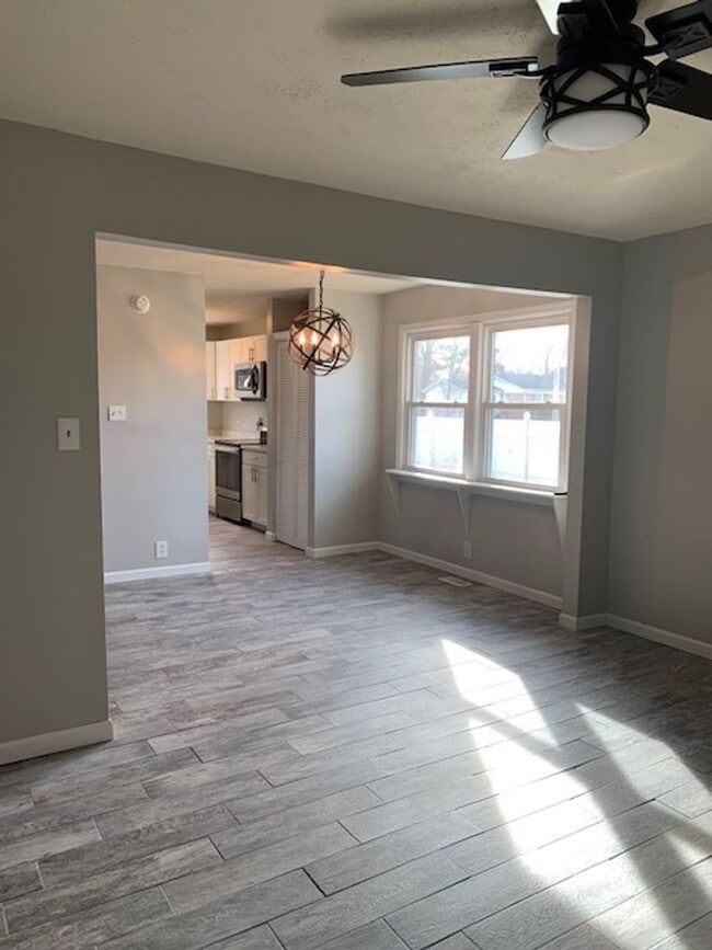 Building Photo - Modern & Traditional with Convenience