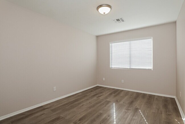 Building Photo - 13928 N 133rd Ln