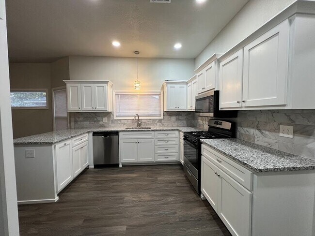 Building Photo - Stunning 4-Bedroom Renovated Home in Sapulpa