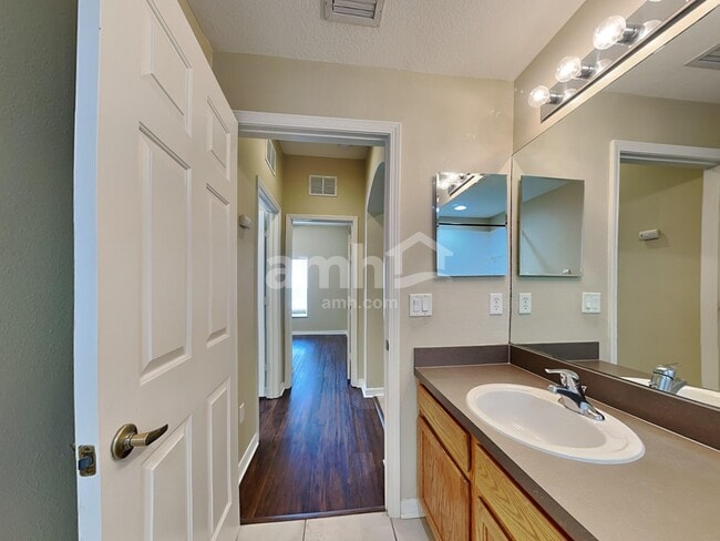 Building Photo - 9820 Jasmine Brook Cir