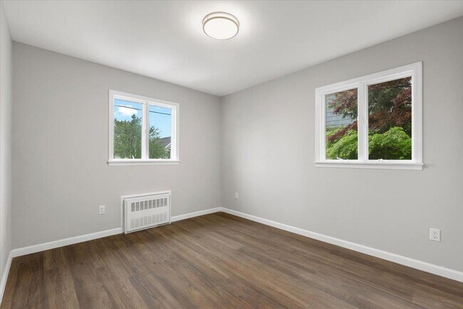 Building Photo - 104 Maple Ave