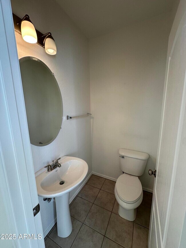 Building Photo - 1015 S Val Vista Dr