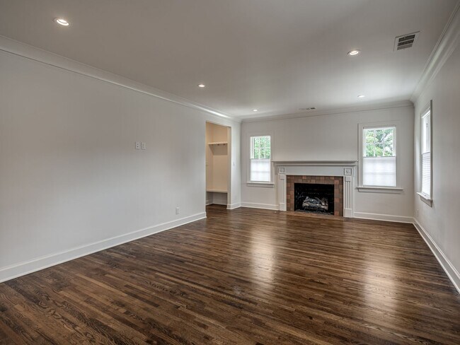Building Photo - Luxury Living in the Heart of Tulsa