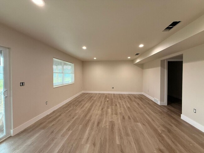 Building Photo - Brand New 3 Bedroom Duplex
