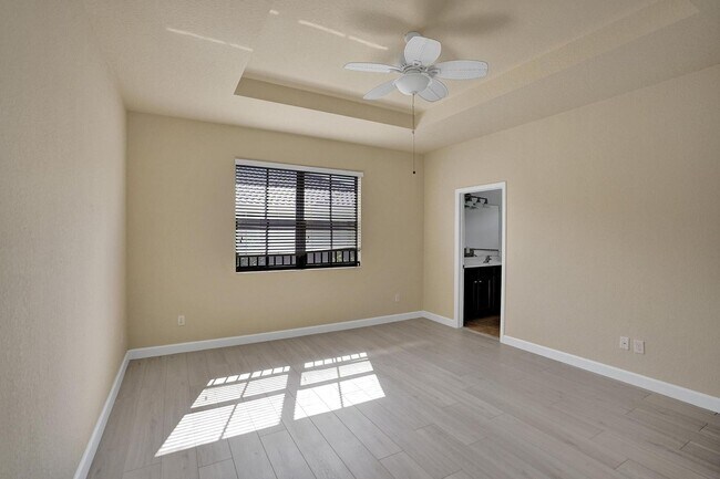 Building Photo - Gorgeous Townhome in Parkland