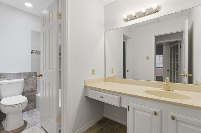 Building Photo - 3001 Cedar St