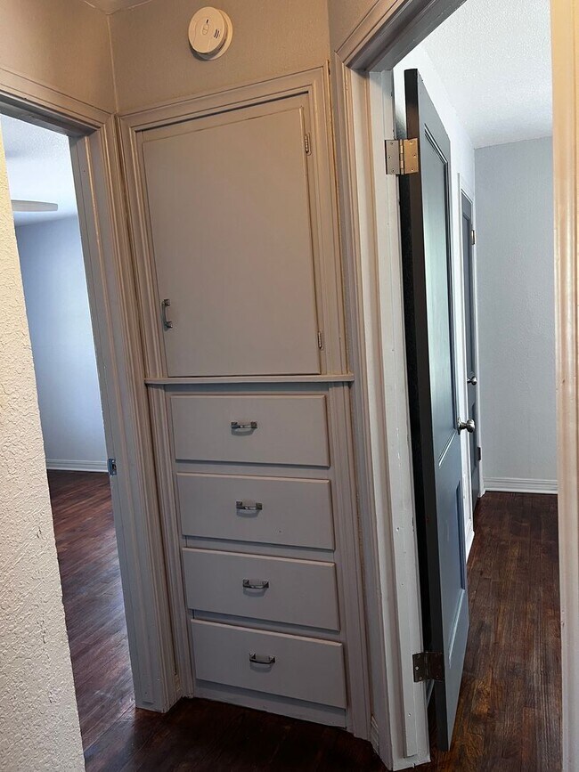 Building Photo - Remodeled 3 Bed 2 bath