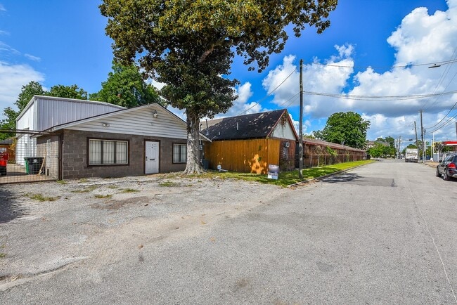 Building Photo - 1310 E 29th St