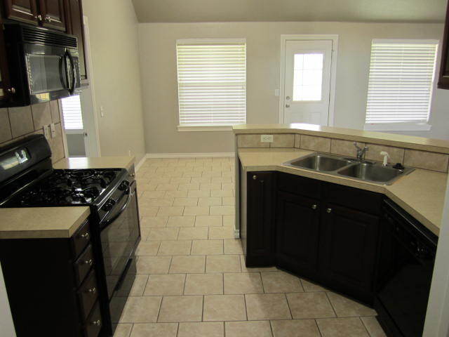 Building Photo - 704 N Markwell Ave