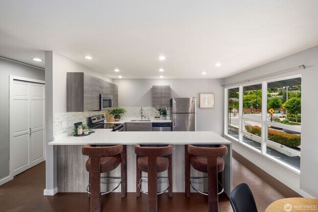 Building Photo - Bright Renovated 1 Bedroom Corner Condo in the Heart of Downtown Bellevue