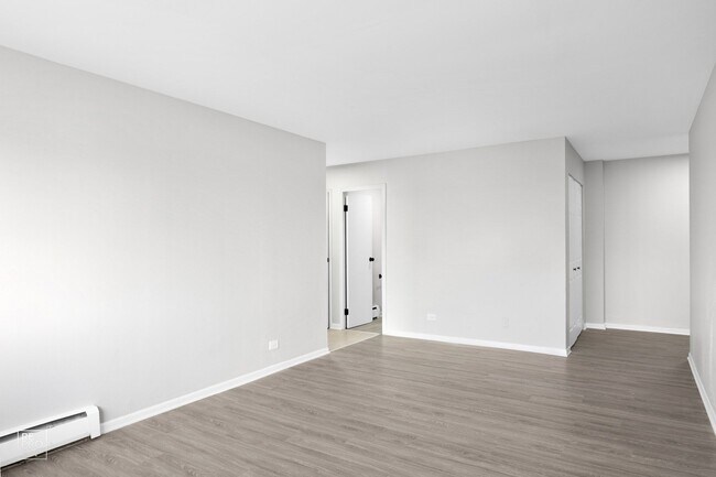 Building Photo - 5850-5870 W Lake St