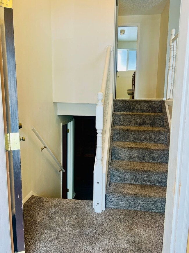 Building Photo - Half of a Duplex Available - 4 Bedroom 2 Bathroom in Lakewood