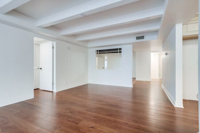 Building Photo - 435 N Oakhurst Dr