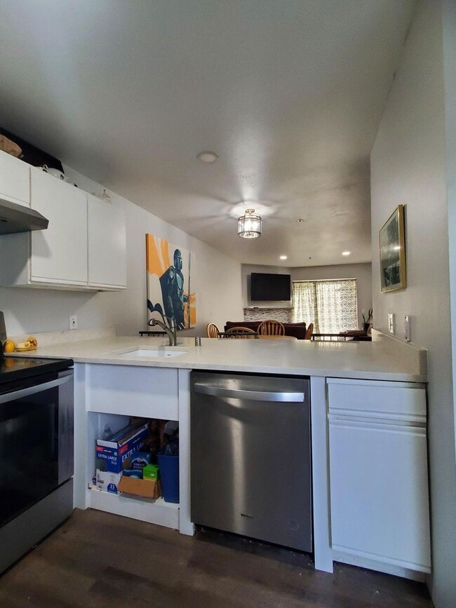 Building Photo - Cozy, 2 Bedroom Apartment for Rent in the Birchwood Neighborhood!