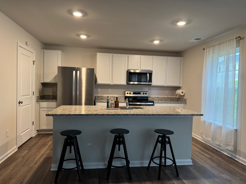 Granite countertop and island with stainless steel appliances - 377 Aylesbury Ln