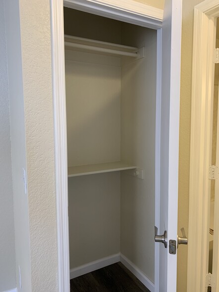 Building Photo - 444 W Ivyglen St