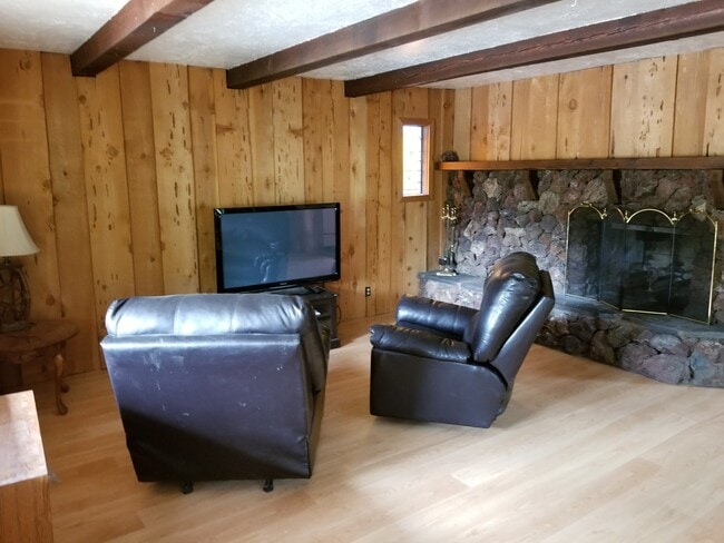 Building Photo - 2 bedroom with 1 bath