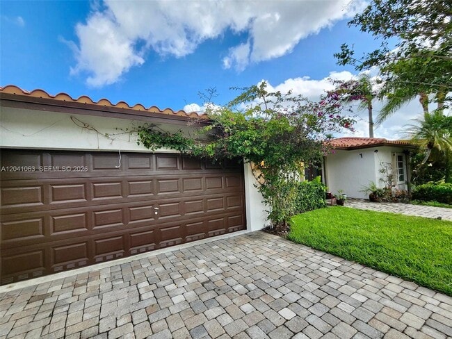 Building Photo - 16641 Royal Poinciana Dr