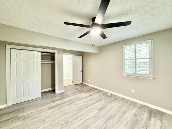 Building Photo - 505 Crestwood Dr