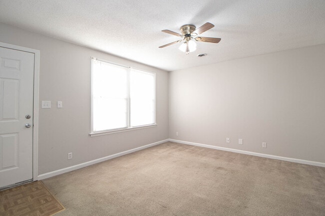 Building Photo - 814-B Golfview Pl