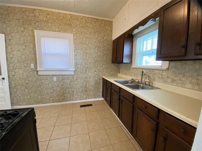 Building Photo - 132 N Draper Ave