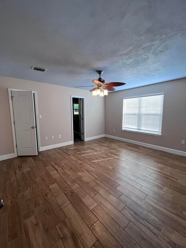 Building Photo - 540 E Timberlake Dr