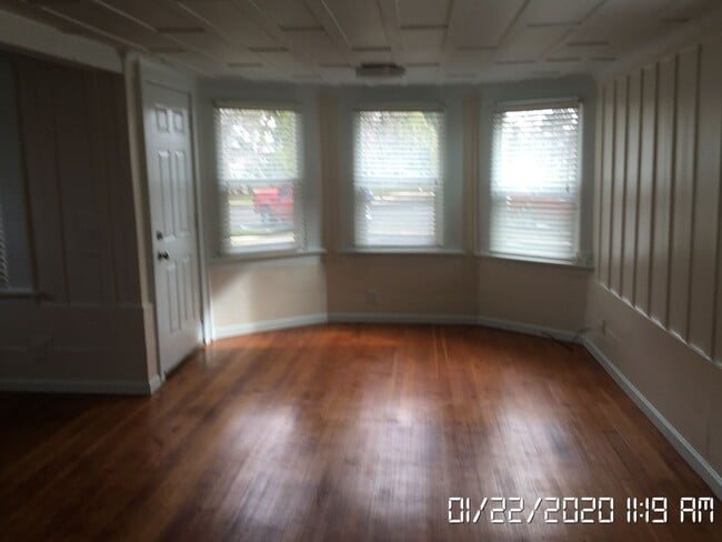 Building Photo - 545