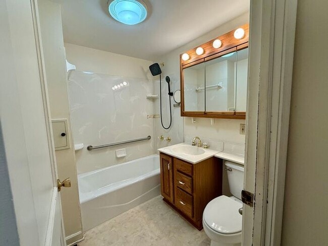 Building Photo - Beautiful 3 Bed, 2 Bath Cape Cod