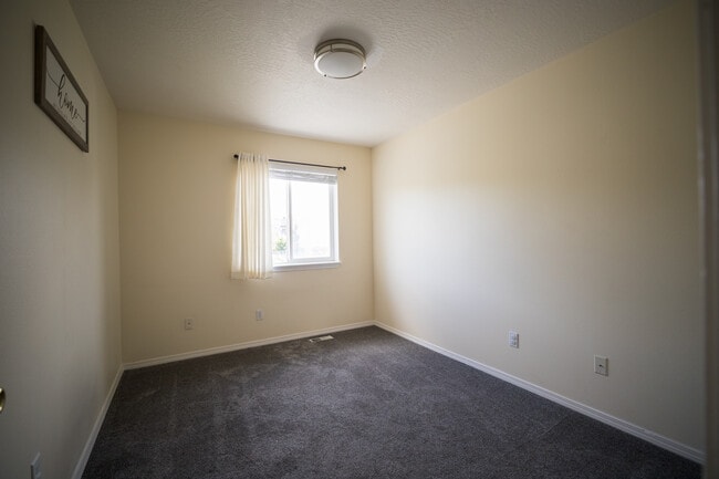 Building Photo - 370 NW Terre View Dr