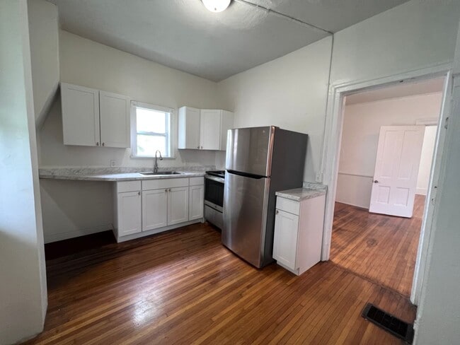 Building Photo - Bright 2 Bedroom Apartment with Laundry on Site!