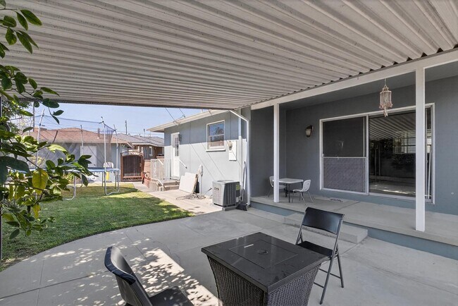 Building Photo - 3 Bed, 2 Bath home in quiet neighborhood