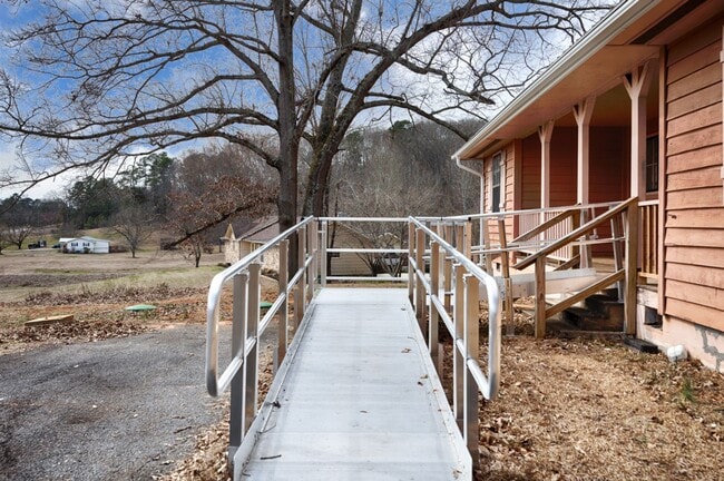 Building Photo - Spacious & Charming in Scottsboro!