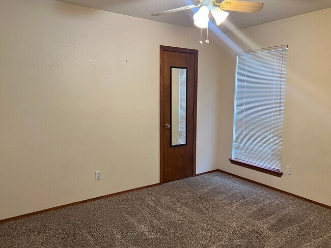 Building Photo - 9304 Saguaro St NW