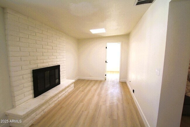 Building Photo - 443 N Sycamore