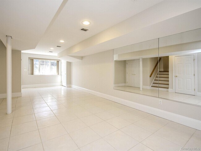 Building Photo - 24B Sintsink Dr W