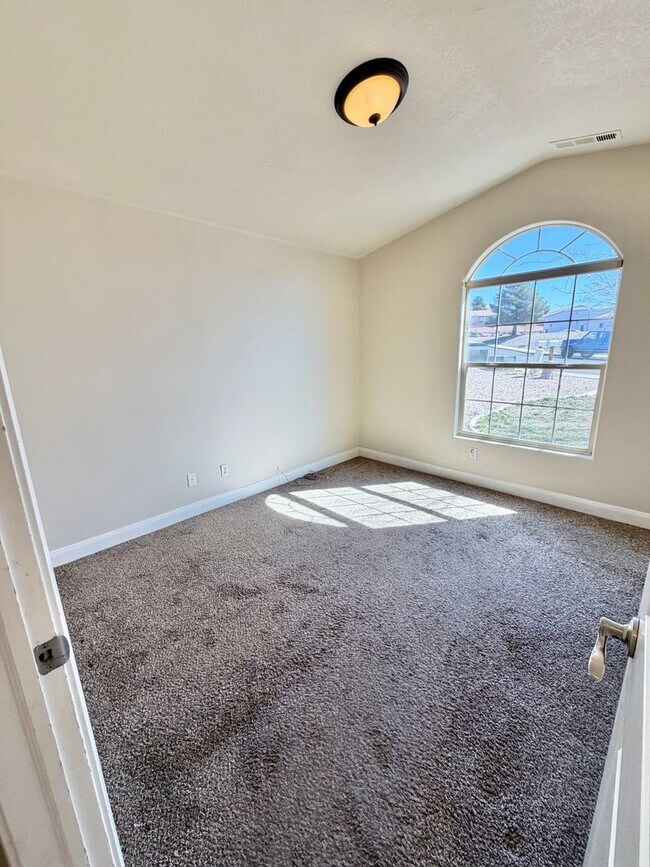 Building Photo - Charming 3 Bed 2 Bath + DEN/OFFICE Area!