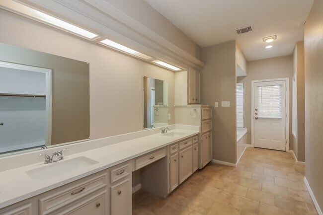 Building Photo - 6031 Spring Creek Ln