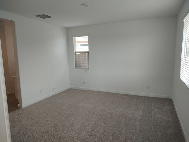 Building Photo - Beautiful Surprise Home: 4 Bd, 3 Ba
