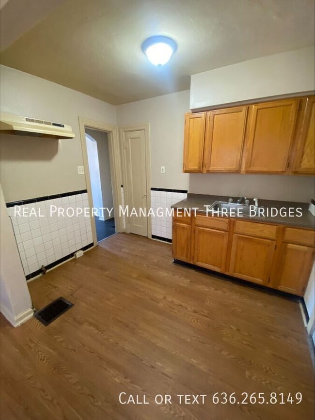 Building Photo - Cozy 2br/1ba Pine Lawn Home