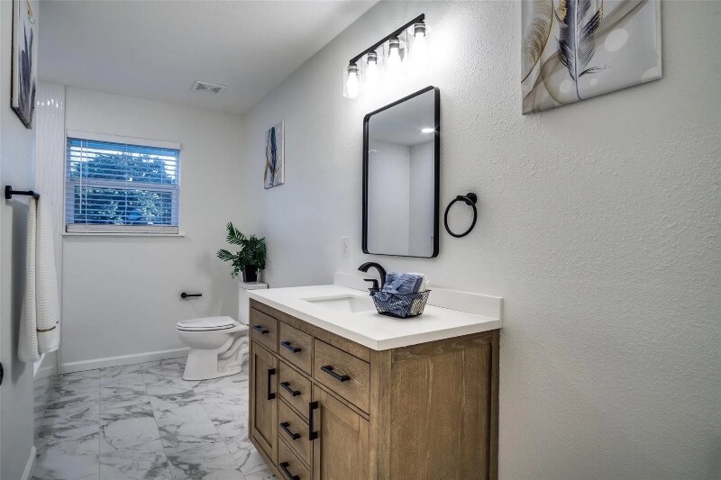 Building Photo - 5812 Waltham Ave