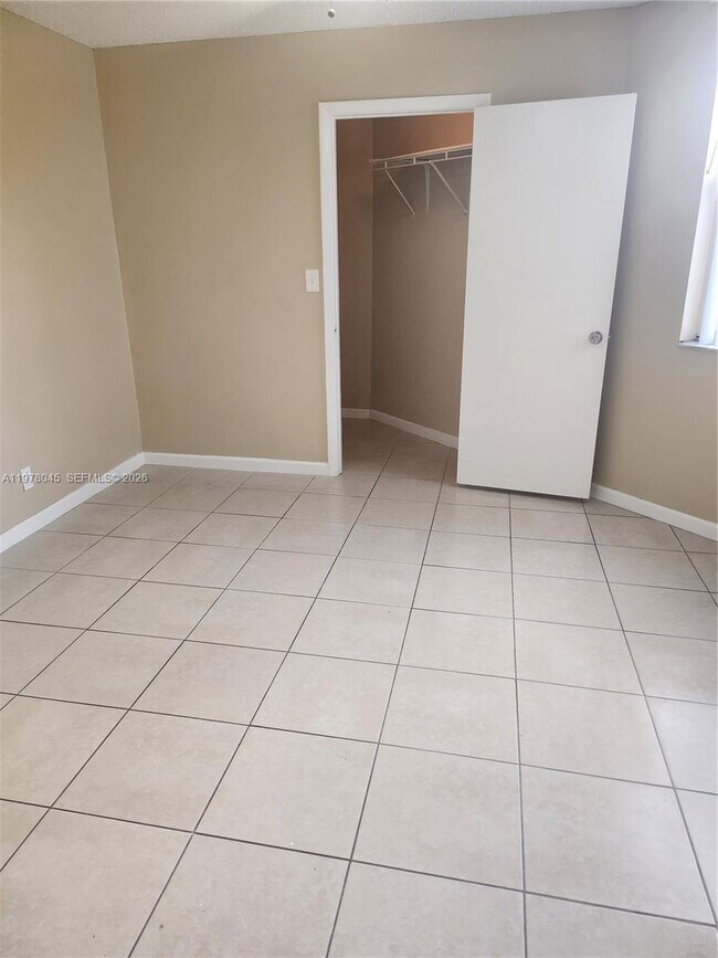 Building Photo - 215 Lake Pointe Dr