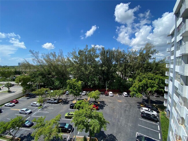 Building Photo - 1300 NE Miami Gardens Dr